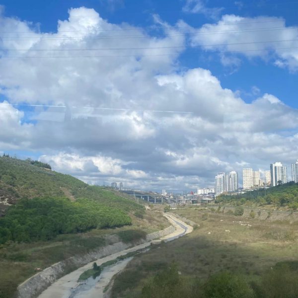 في حَضْرةِ عَوَالِم ثَلاَثَة