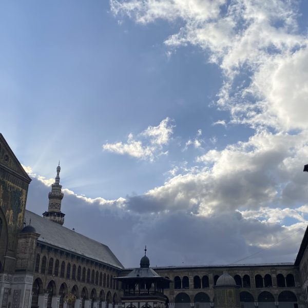 النظرية الإيديولوجية الرابعة وَذر الرماد في العيون